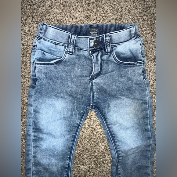 Baby boy light wash distressed jeans - Picture 3 of 5